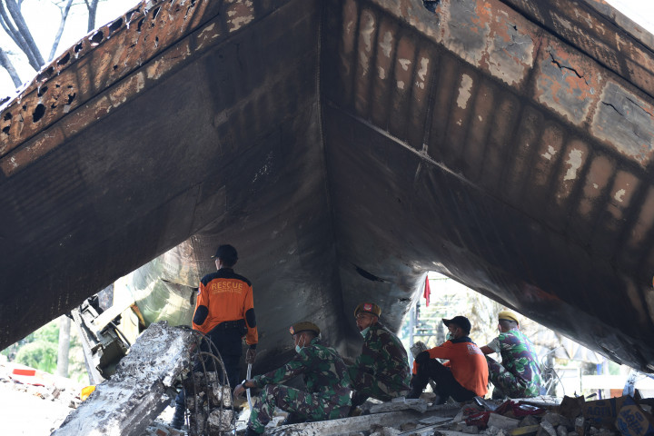 Polisi & TNI Berjibaku Memotong Badan Pesawat Hercules