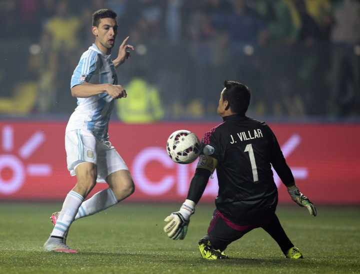 Martino Angkat Tinggi-Tinggi Pastore