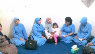 Istri-Istri TNI AU Bantu Sekolahkan Anak Prajurit Korban Hercules   