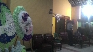 Karangan Bunga Padati Halaman Rumah Peltu Ibnu Kohar