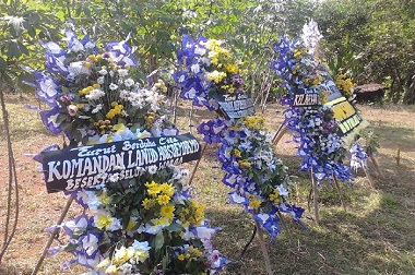 Karangan Bunga Duka Cita Menanti Kedatangan Jenazah Serka Sutrisno