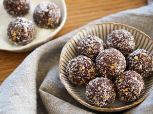 Sajian Manis Takjil Olahan Kurma dan Cokelat 