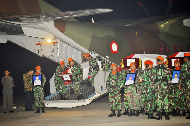 Foto: Air Mata Istri Prajurit Korban Hercules Jatuh