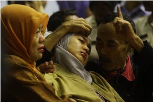 Kedatangan Jenazah Pilot Hercules Disambut Histeris Keluarga