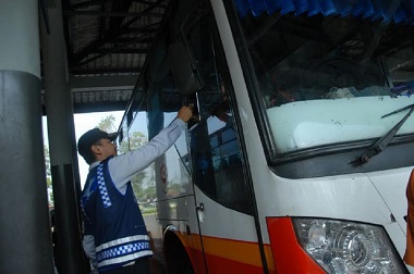 Dinas Perhubungan Cek Kelayakan Bus Angkutan Mudik di Jombang