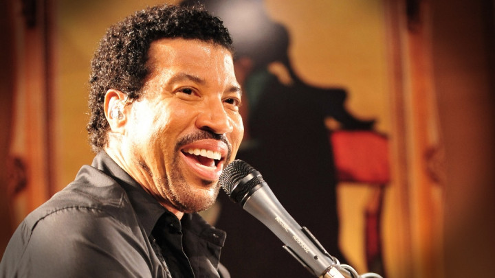 Tampil di Glastonbury, Penjualan Album Kompilasi Hits Lionel Richie Kembali Melambung 