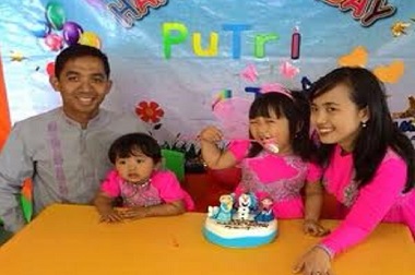 Berusaha Tegar Melepas Kepergian Kapten Sandy, Sang Istri Peluk Anaknya  
