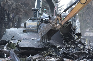 Api Memercik dari Pesawat Pengangkut Jenazah Korban Hercules Jatuh 