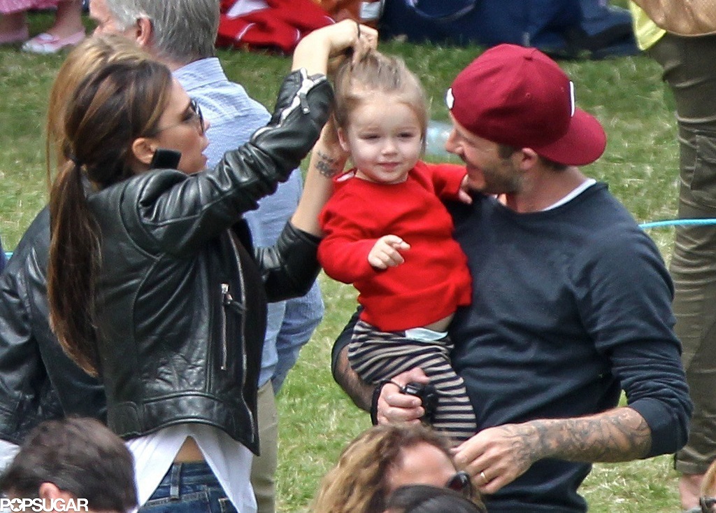 Foto: Harper diapit orangtua tercinta Victoria dan David Beckham / popsugar.com