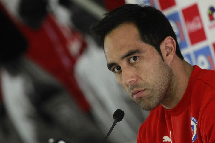 Bravo Akui Tak Akan Kawal Messi Secara Khusus