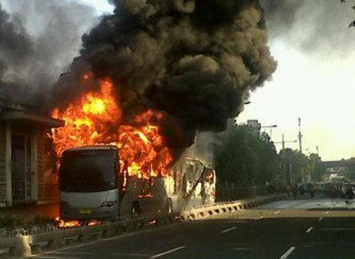 Saksi Mata: Api Keluar dari Bawah Bus TransJakarta