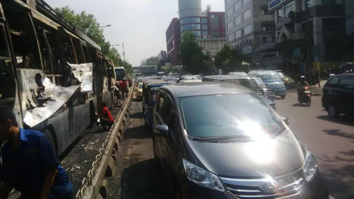 Panik, Penumpang Terjatuh Saat Bus TransJakarta Terbakar
