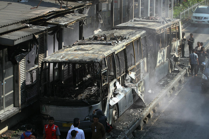 Sudah Empat Jam, TransJakarta Terbakar Belum Bisa Dievakuasi