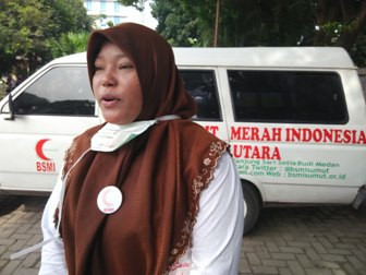 Kegesitan Yulinika Antarkan Korban Kecelakaan Hercules ke Keluarga