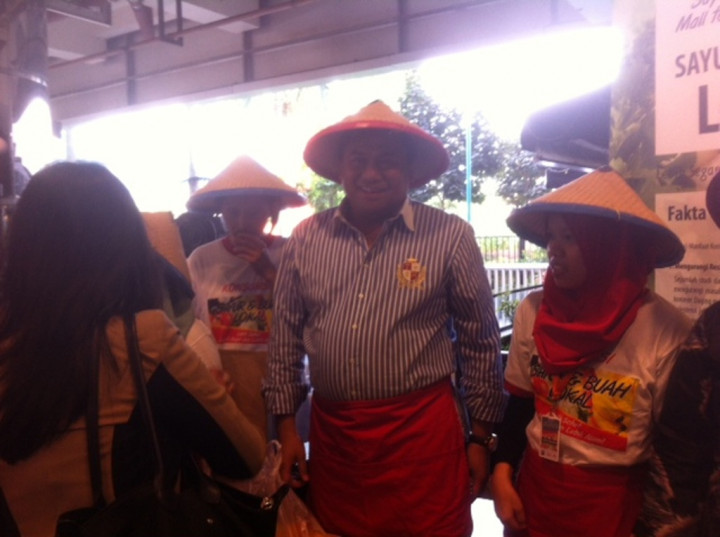 Mendag 'Jualan' Sayur dan Buah di Mal