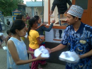 DPC Nasdem Bangkalan Bagikan Takjil di Pemukiman Warga