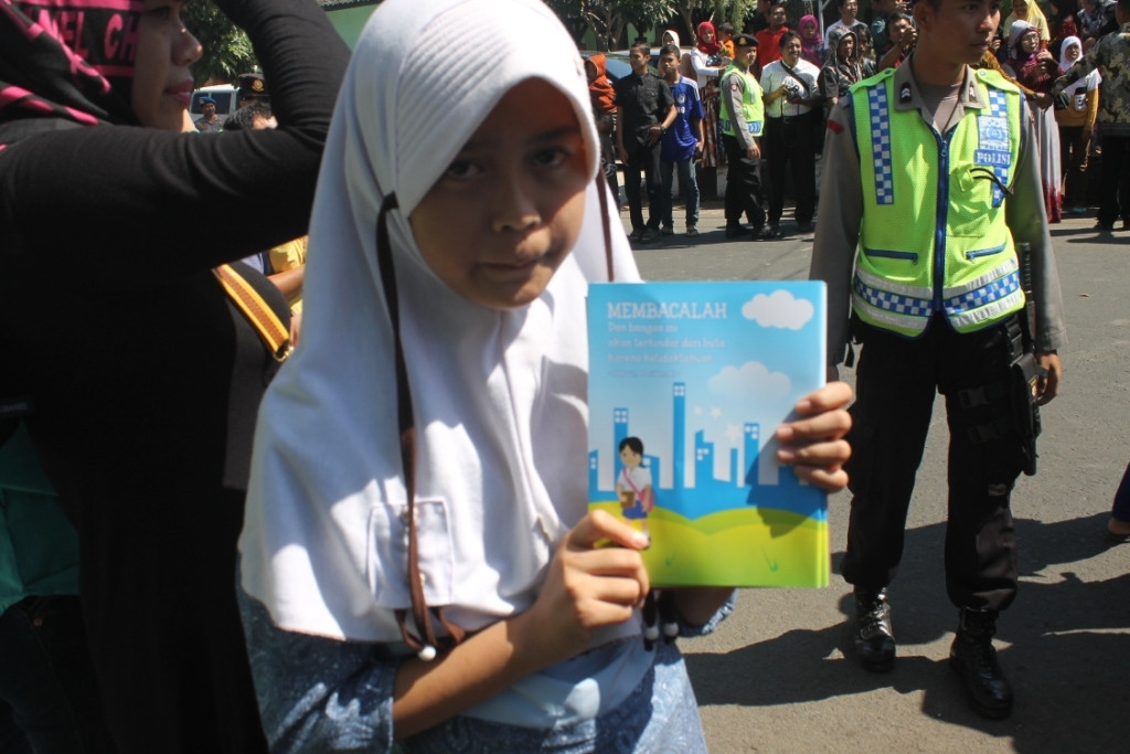 Nina Marlina, senang mendapatkan buku tulis dari Presiden Jokowi. Foto: MTNV/Latief