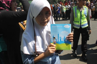 Di Garut, Jokowi Bagi-Bagi Buku Tulis