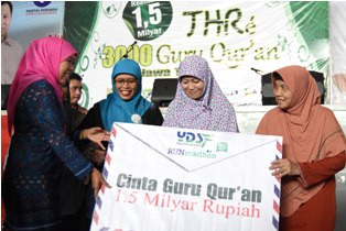 Mensos Serahkan THR 3.000 Guru Mengaji se-Jatim