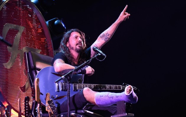 Kaki Patah, Dave Grohl Tetap Naik Panggung