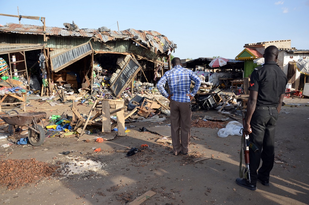 Polisi dan warga berada di lokasi bom bunuh diri di Maiduguri, Nigeria, 21 Juni 2015. (Foto: AFP / STRINGER)