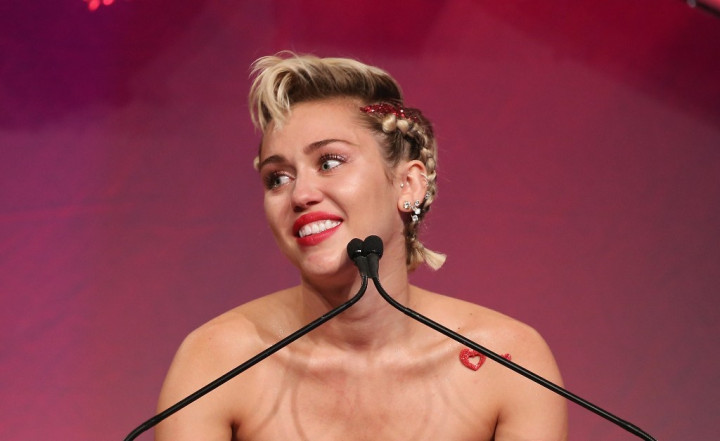 Miley Cyrus Pamer Foto Bareng Snoop Dogg