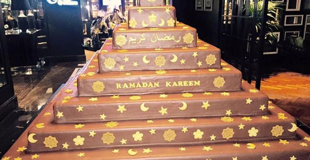 Kue cokelat berbentuk piramida yang dipamerkan di La Farine Dubai. (Arabian Bussiness)