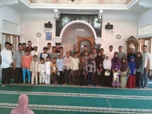 Kelompok Jurnalis Warga Santuni Anak Yatim dan Bedah Rumah