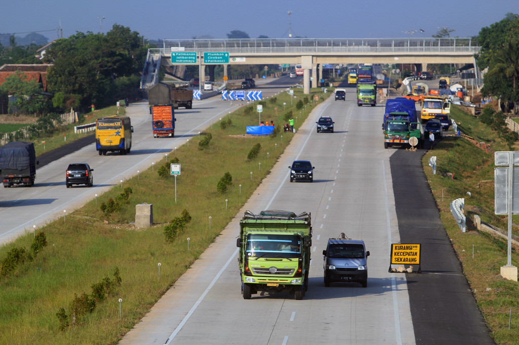 Sejumlah kendaraan melintas di ruas tol Cipali, Palimanan, Cirebon, Jawa Barat -- ANT/Dedhez Anggara
