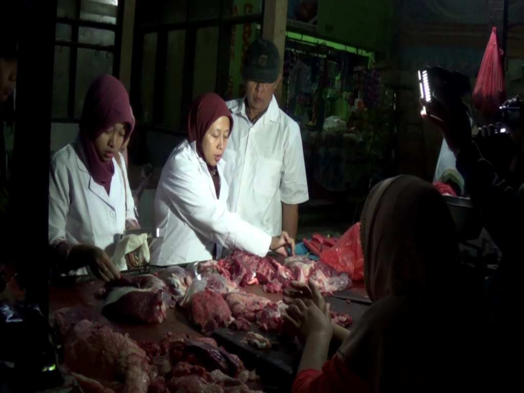 Penjual tak menggantung daging yang mereka jual. Foto: MTVN/Iswahyudi