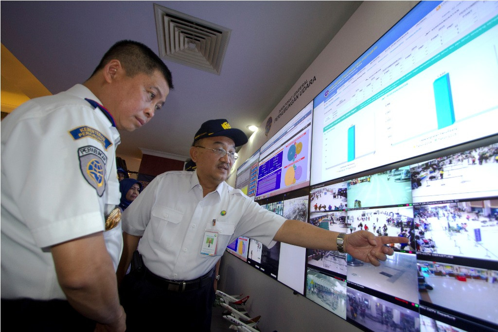 Menteri Perhubungan Ignasius Jonan (kiri) memantau kondisi Posko Tingkat Nasional Angkutan Lebaran Terpadu di Kantor Kementerian Perhubungan, Jakarta, Kamis (2/7). Foto: Antara/Vitalis Yogi Trisna