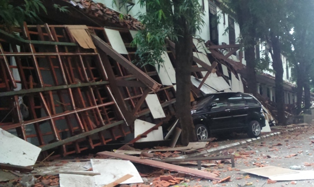 Salah satu atap di Kompleks Perpustakaan Nasional ambruk. (Foto: Dheri)
