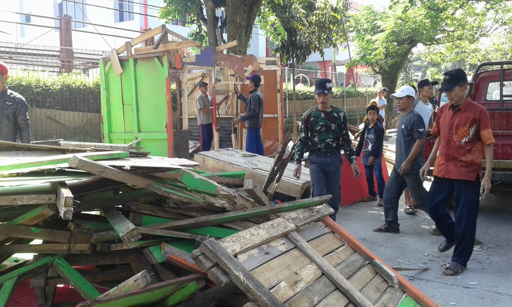 Para PKL pasrah lapaknya dihancurkan Satpol PP di Jalan Raya Bandung-Garut. Foto: MTVN/Ismail
