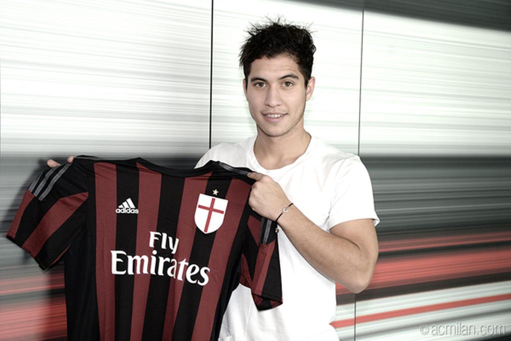 Jose Mauri saat diperkenalkan AC Milan (Foto: Twitter AC Milan)