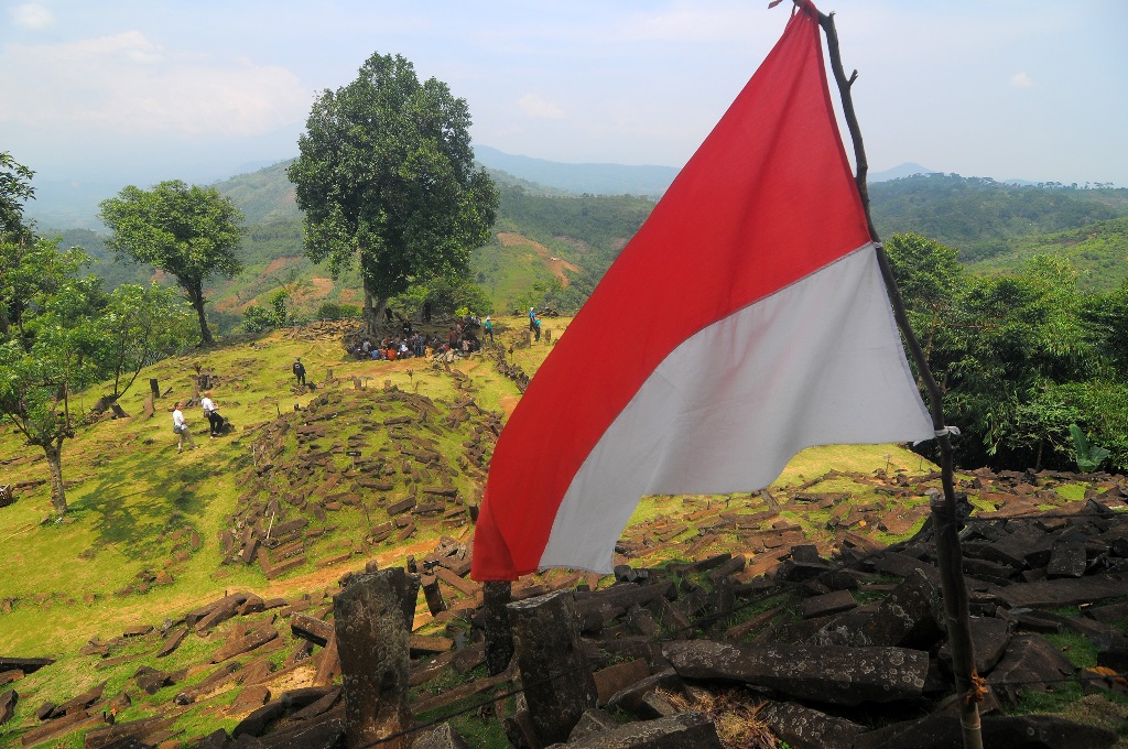 Sejumlah pengunjung berwisata di situs megalitikum Gunung Padang, Cianjur, Jawa Barat, Kamis (20/11/2014). Foto: Antara/Zabur Karuru