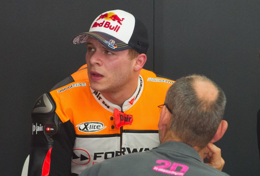 Stefan Bradl di garasi tim Forward Yamaha (Foto: AFP / MOHD RASFAN)