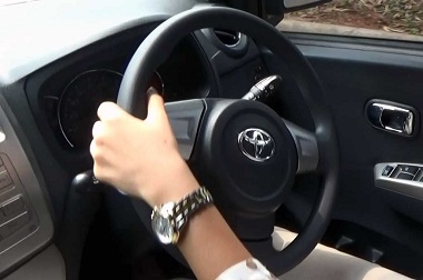 How to Properly Handle Steering Wheels while Driving