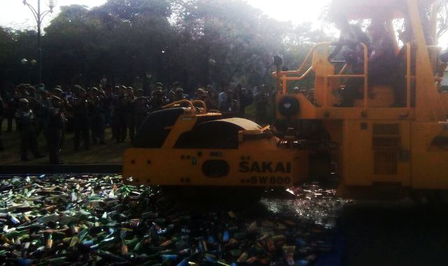 Pemusnahan miras di Monas. (Foto: MTVN/Wanda)