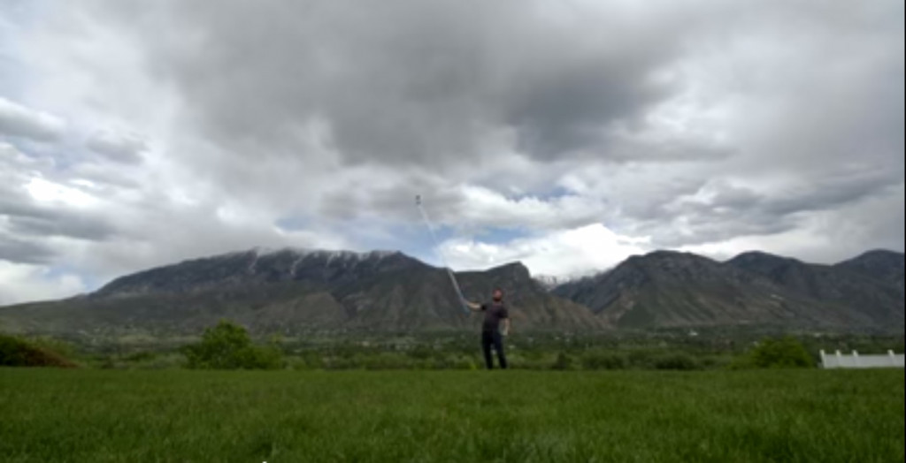 Salah satu bahaya tongsis: tersambar petir.