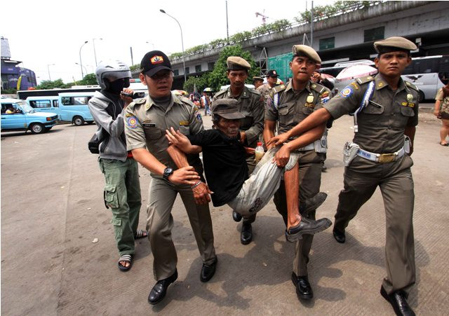 Penyandang Masalah Kesejahtraan Sosial (PMKS) di amankan Petugas Satpol PP di Terminal Kampung Melayu. (Foto:MI/Angga Yuniar)