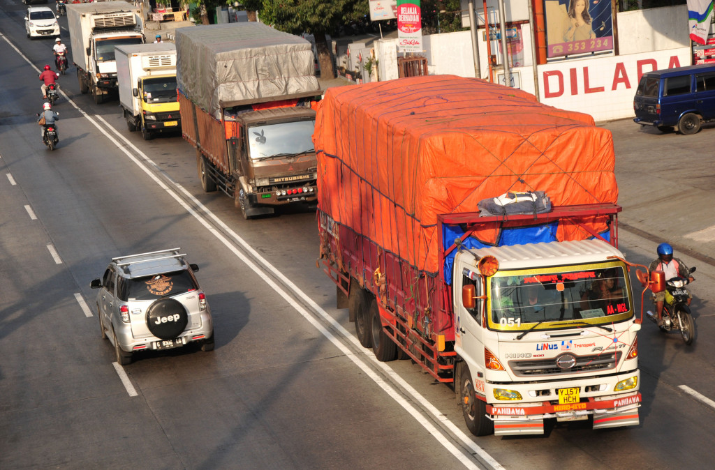   Truk melintas di jalur pantura, Tegal, Jawa Tengah, Senin 6 Juli 2015. Antara Foto/Oky Lukmansyah
