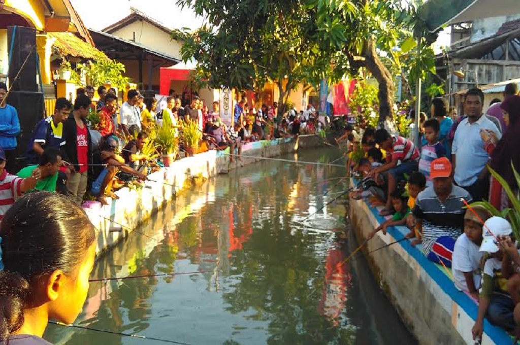 Mancing ikan sambil menunggu waktu berbuka puasa di Kali Wangi, Kendal, Metrotvnews.com/ Iswahyudi