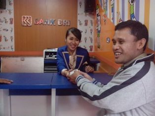 Warga Sleman Serbu Truk Penukaran Uang