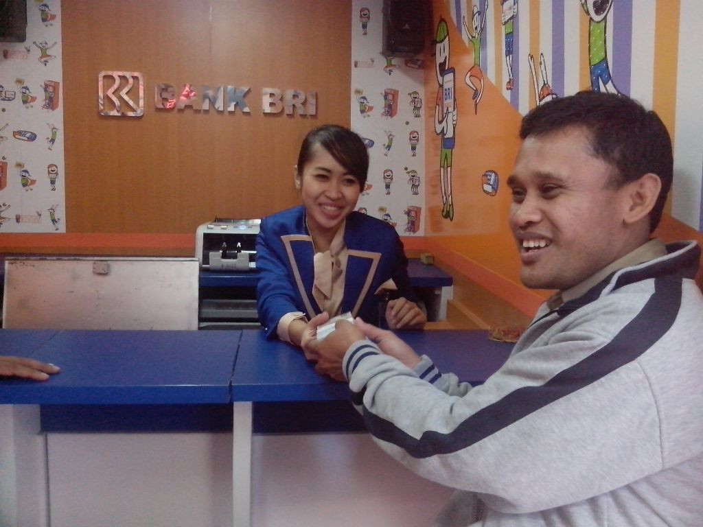 Warga menukarkan uang di truk kas keliling Bank Indonesia. Foto: MTVN/Patricia