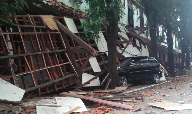Salah satu atap di Kompleks Perpustakaan Nasional ambruk. (Foto: Dheri)