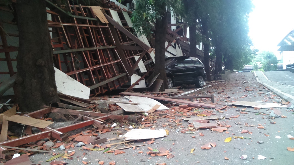 Atap bangunan di Perpustakaan Nasional yang rubuh. Foto: Dheri Agriesta/Metrotvnews.com