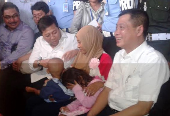 Ketua DPR Setya Novanto dan Menhub Ignatius Jonan berdialog dengan calon penumpang. (foto: Anggi)