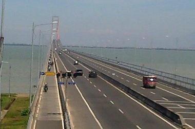 Lintasi Suramadu, Kendaraan Roda Empat Dapat Diskon Tarif 35 Persen