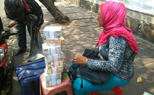 Aksi Penukar Uang di Kota Tua