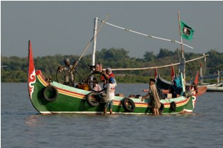 Miris, Warga Giligenting Terpaksa Mudik Pakai Perahu Tradisional